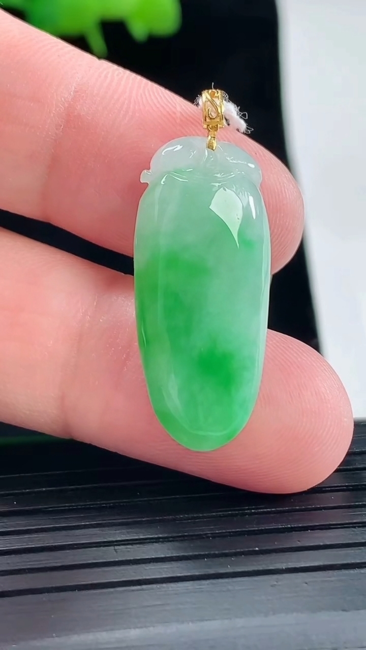 天然A货翡翠福瓜吊坠，尺寸29.5-13-5.8重量:4.61g
5月11日