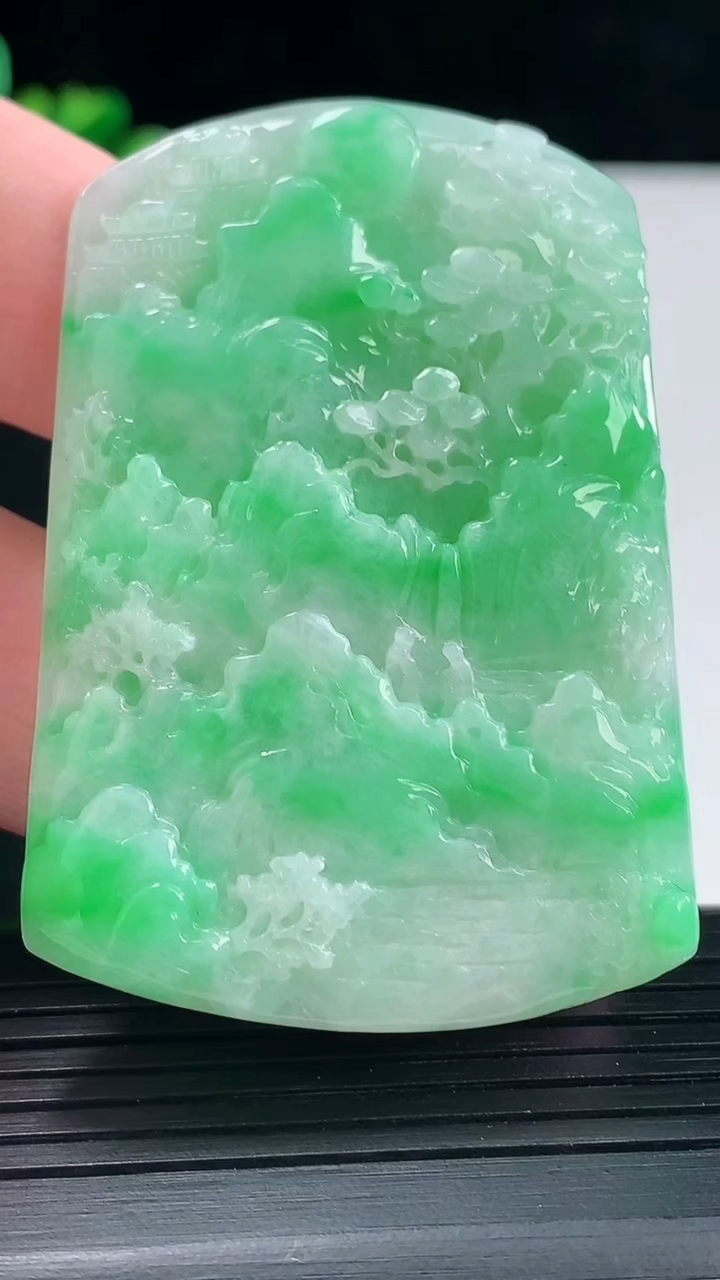天然A货翡翠山水牌吊坠，尺寸57-39-5.5重量:29.76g
5月11日