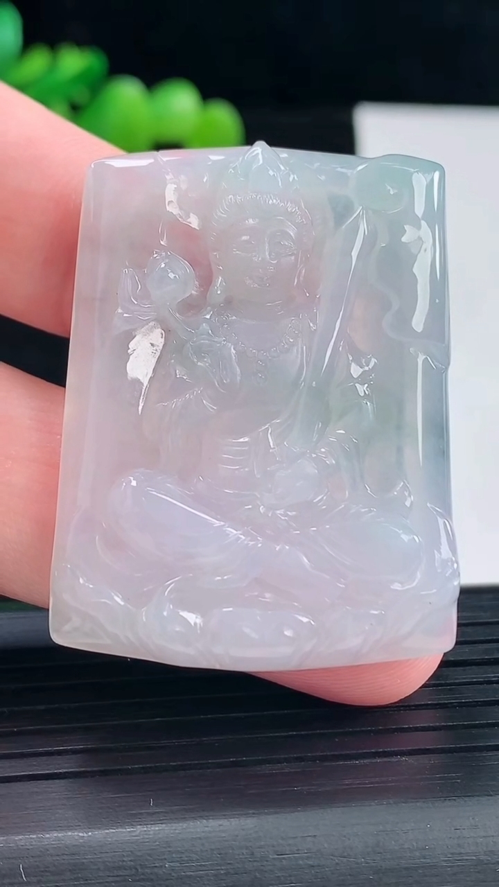 天然A货翡翠飘花千手观音菩萨吊坠，尺寸43-33-5.6重量:16.36g
5月12日