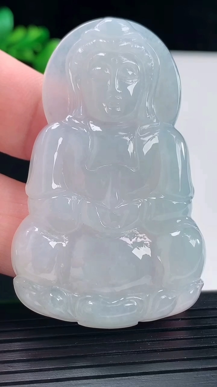 天然A货翡翠正装观音吊坠，尺寸59-37-6.2重量:25.80g
5月12日
