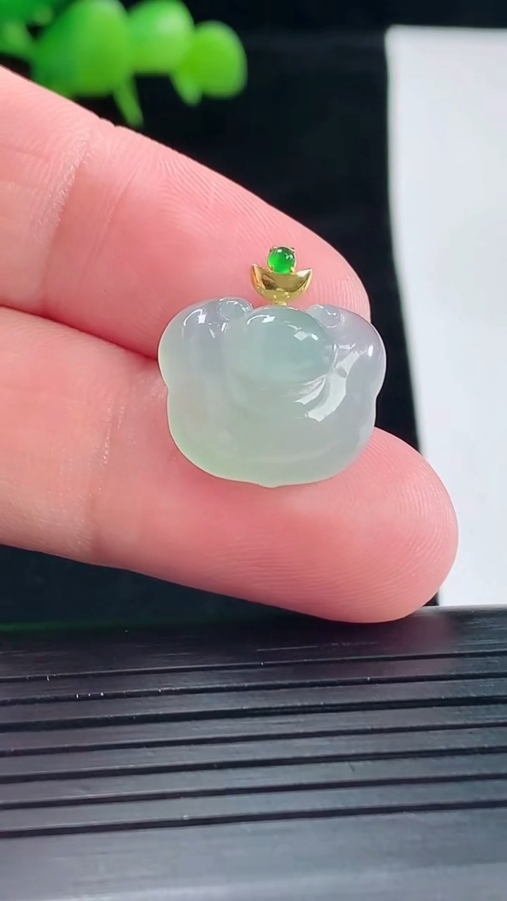 天然A货翡翠如意吊坠，尺寸13.6-16.6-7.2重量:2.85g
5月12日
