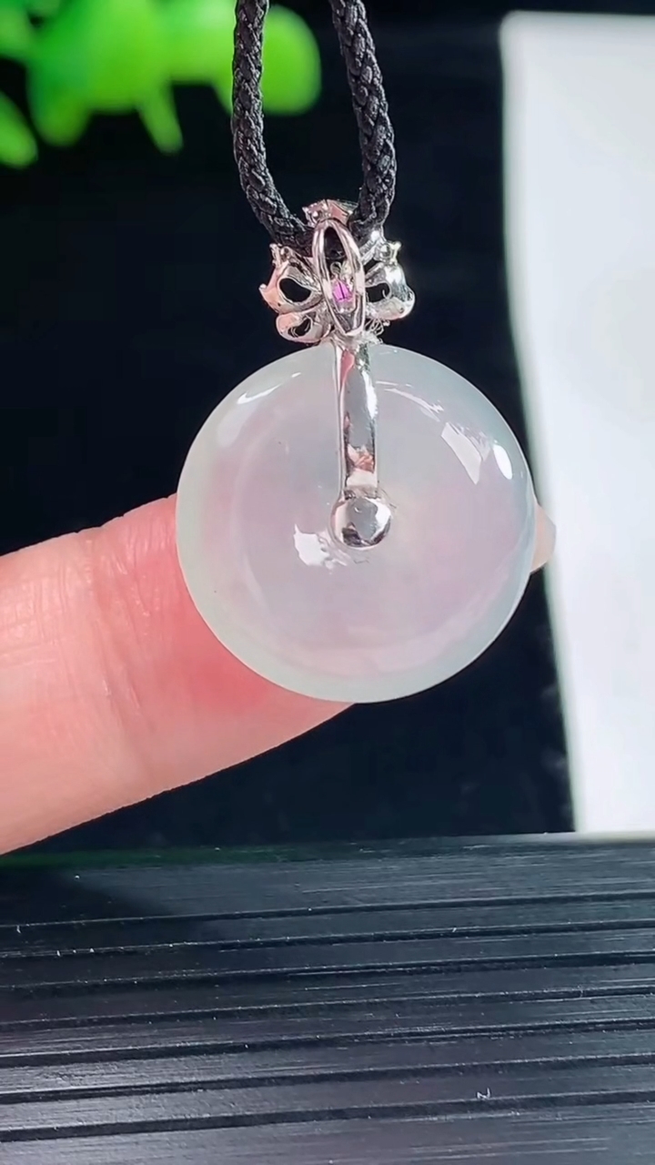 天然A货翡翠种白冰平安扣吊坠，尺寸18-5.5重量:3.79g
5月12日