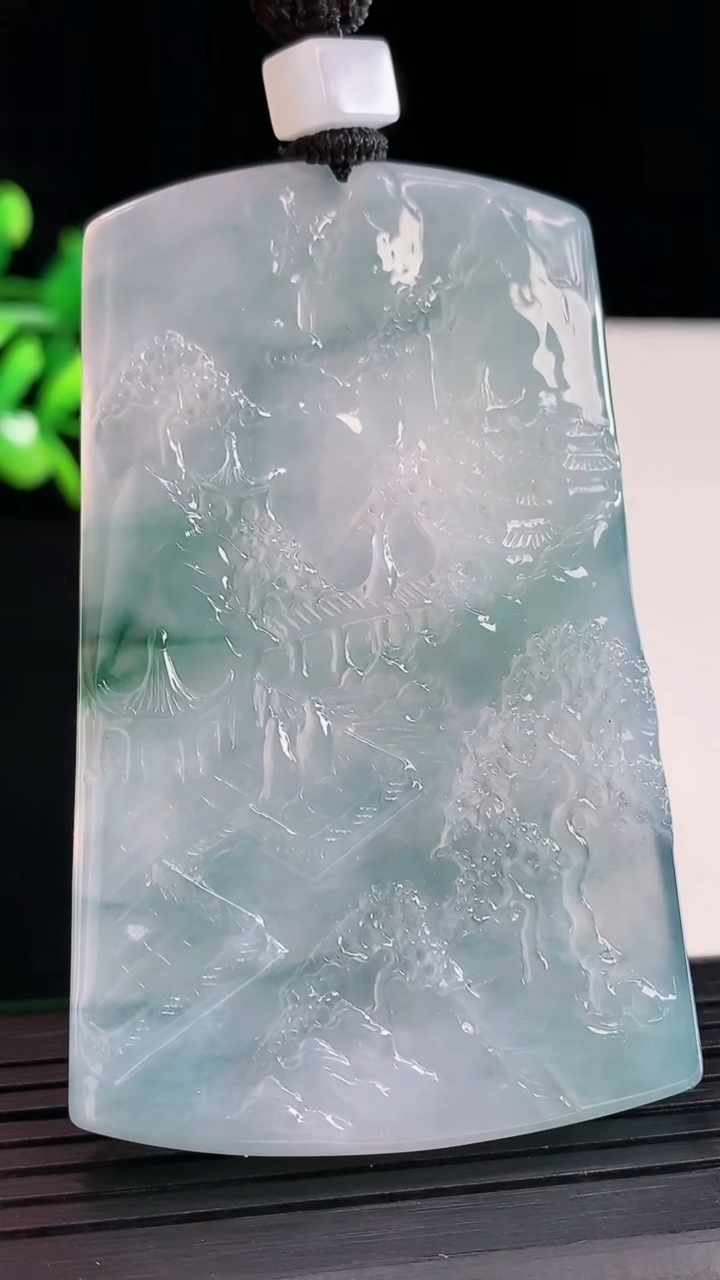 天然A货翡翠种飘花山水牌吊坠，尺寸71-44-5.8重量:50.53g
5月12日