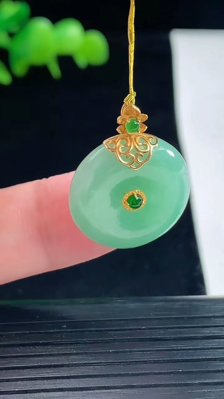 天然A货翡翠平安扣吊坠，尺寸19-6重量:5.03g
5月12日