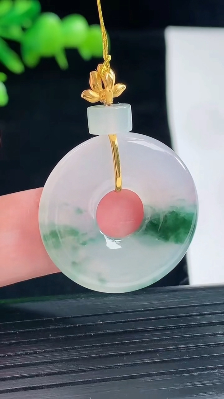 天然A货翡翠种飘花平安环吊坠，尺寸26-4重量:6.23g
5月12日