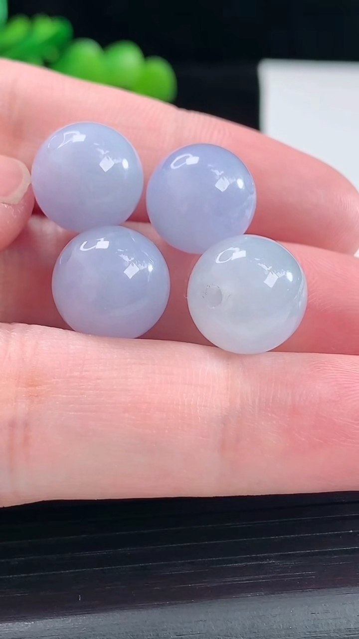 天然A货翡翠紫罗兰圆珠吊坠一手，尺寸13重量:14.00g
5月12日