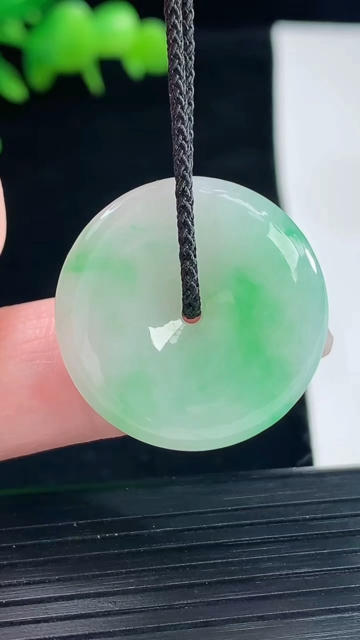 天然A货翡翠平安扣吊坠，尺寸25-5重量:6.58g
5月12日