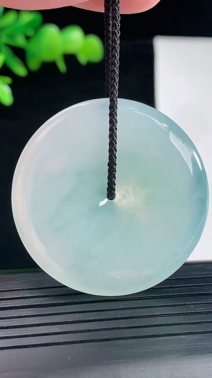 天然A货翡翠平安扣吊坠，尺寸39.5-5.2重量:18.21g
5月12日
