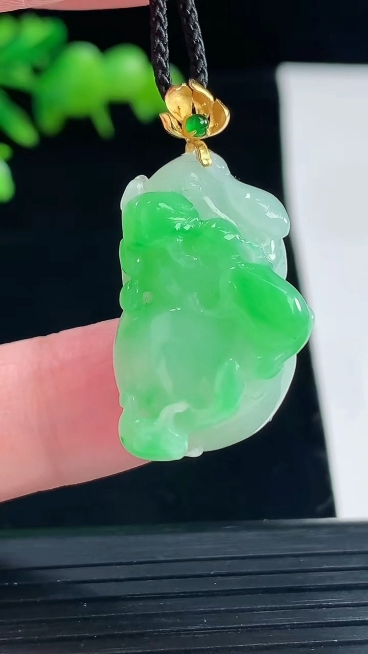 天然A货翡翠葫芦吊坠，尺寸25.8-16.8-15.6重量:10.35g
5月12日