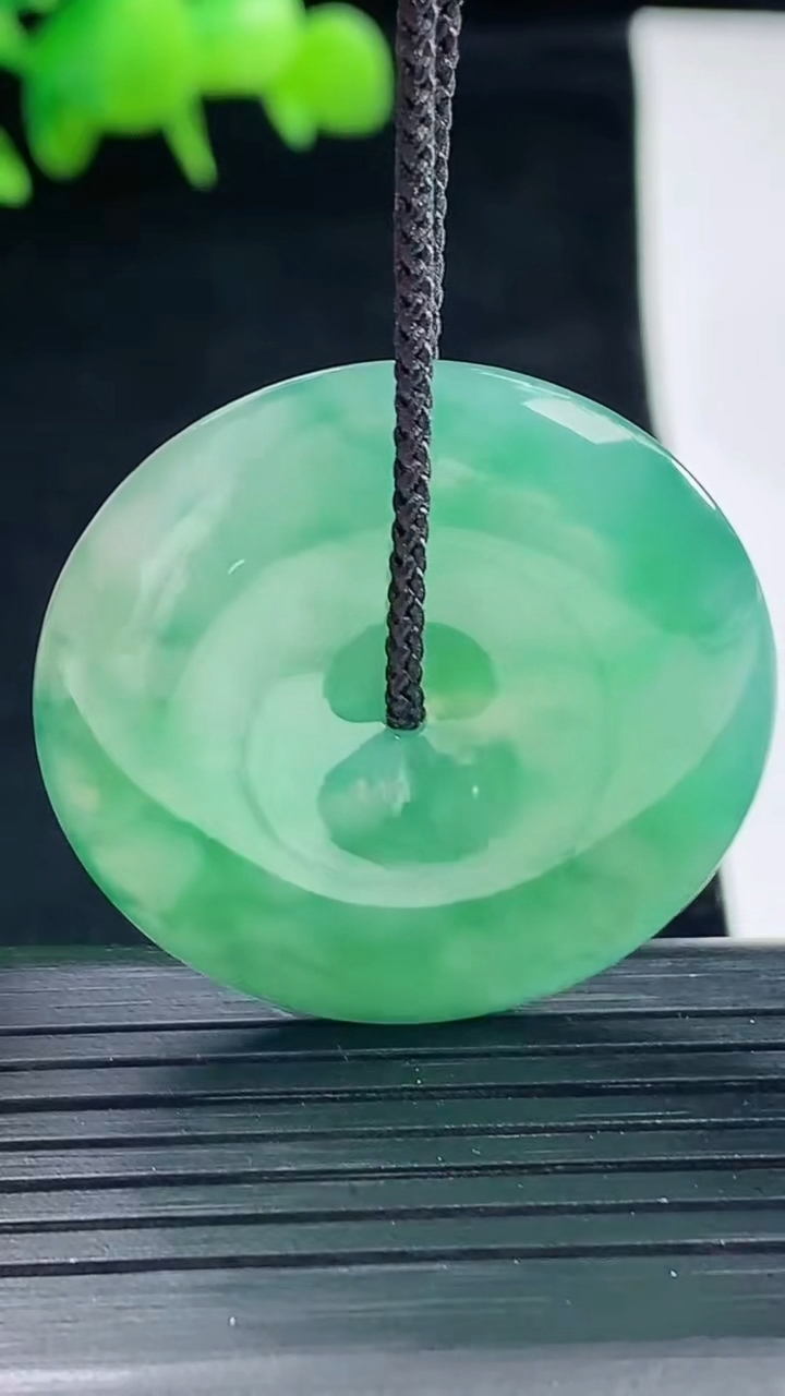天然A货翡翠平安扣吊坠，尺寸33-5.5重量:11.90g
5月12日