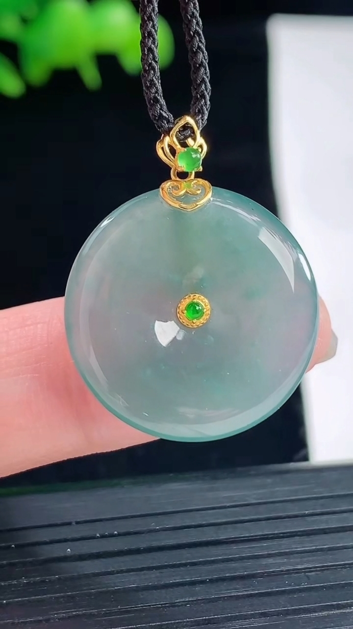 天然A货翡翠18k金飘花平安扣吊坠，尺寸22-4重量:4.08g
5月12日