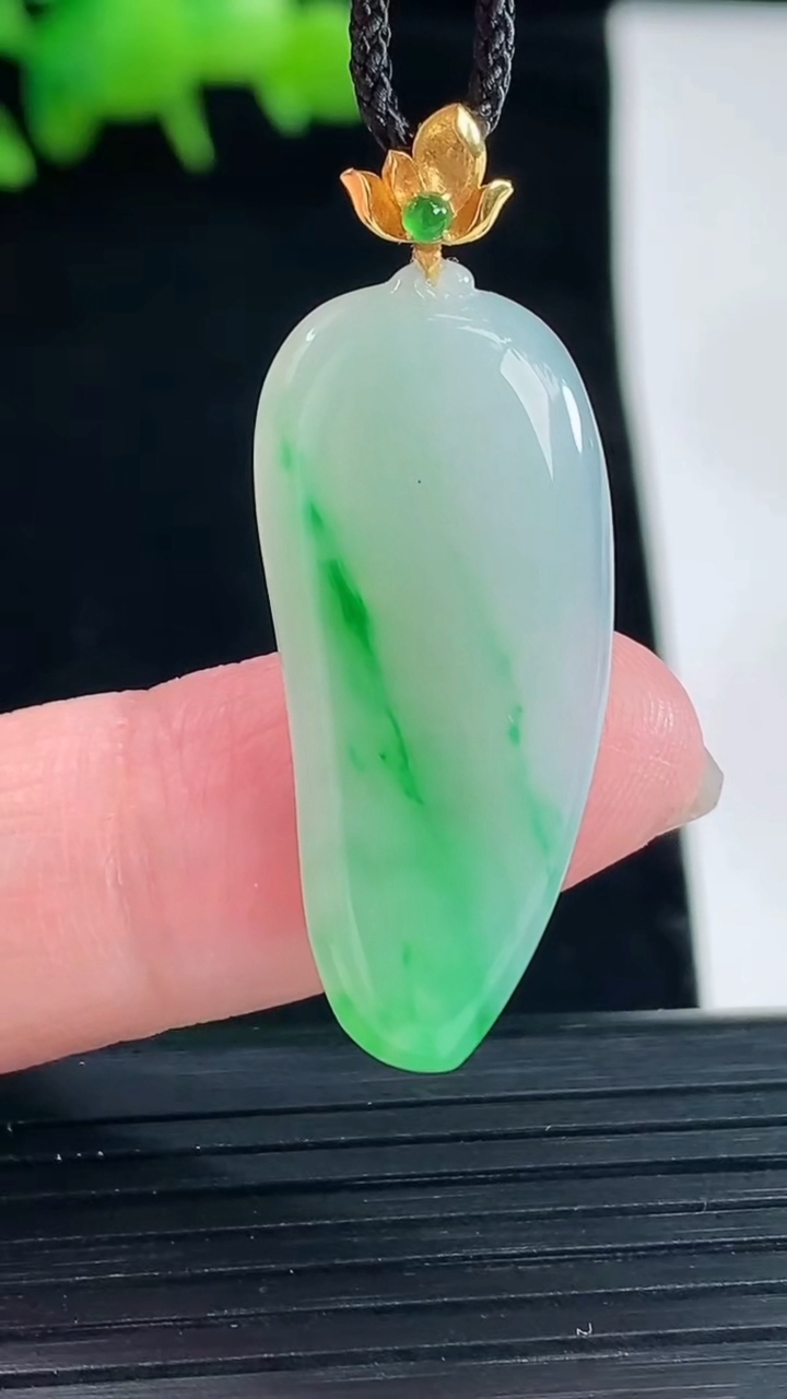 天然A货翡翠福瓜吊坠，尺寸30-14-3.2重量:3.06g
5月12日
