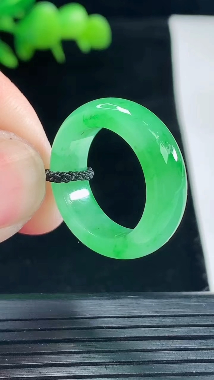天然A货翡翠玉指环 戒指，尺寸16.8-6.5-4重量:4.59g2026年5月12日
工厂直销收藏