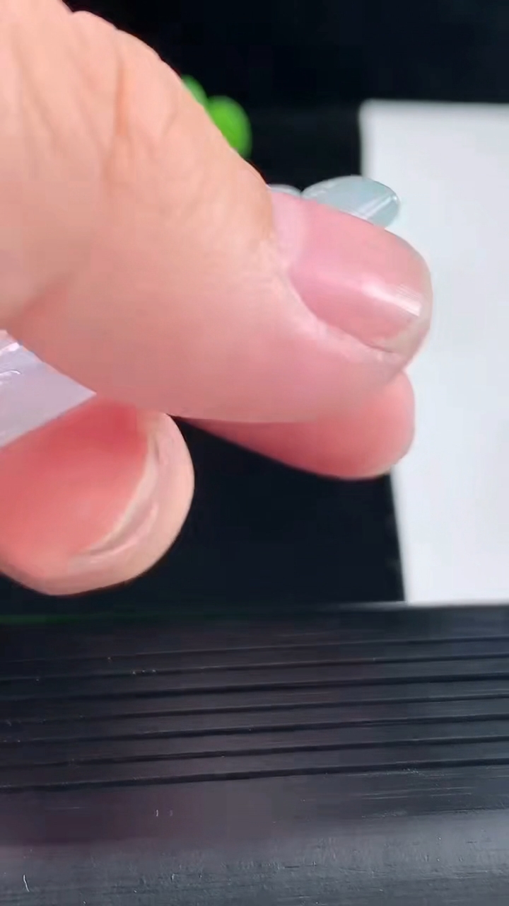 天然A货翡翠飘花千手观音菩萨吊坠，尺寸43-33-5.6重量:16.36g
5月12日