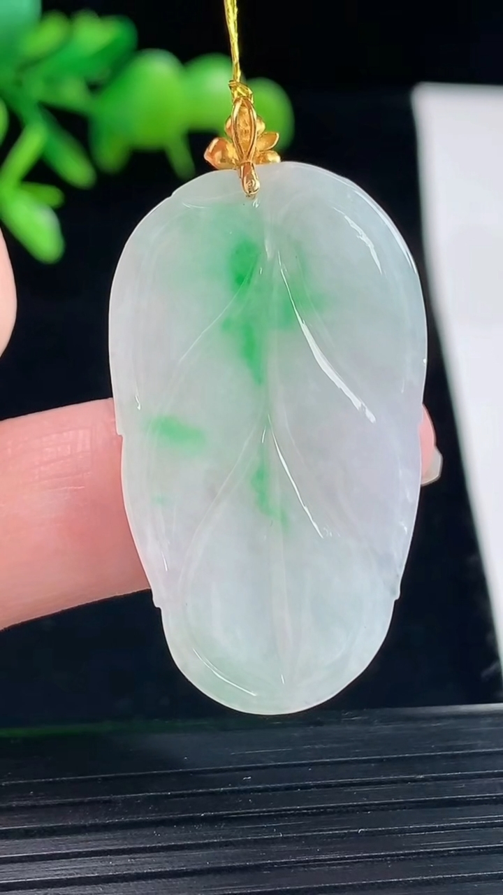 天然A货翡翠金枝玉叶 叶子吊坠，尺寸36-22-5重量:7.33g
5月12日