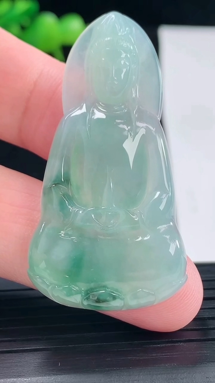 天然A货翡翠飘花素衣观音吊坠，尺寸50-26-5.5重量:11.98g
5月12日