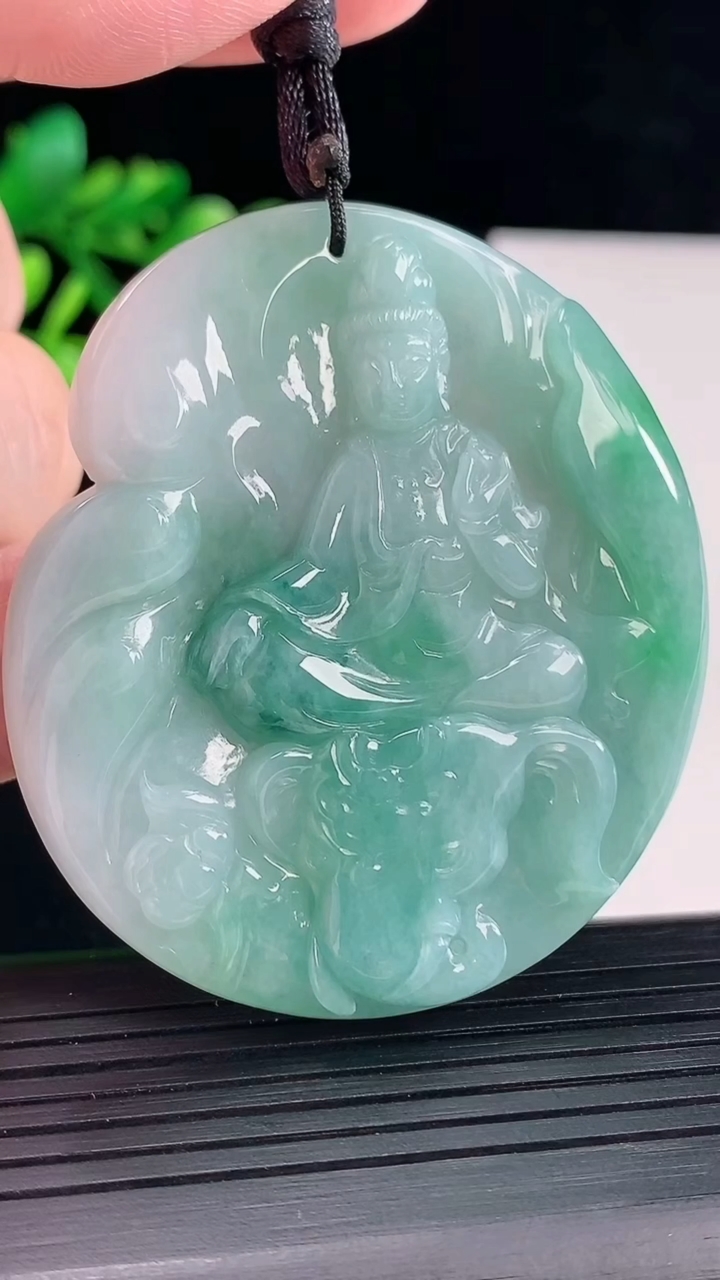 天然A货翡翠普贤菩萨吊坠，尺寸55.6-48.5-5.2重量:27.30g
5月12日