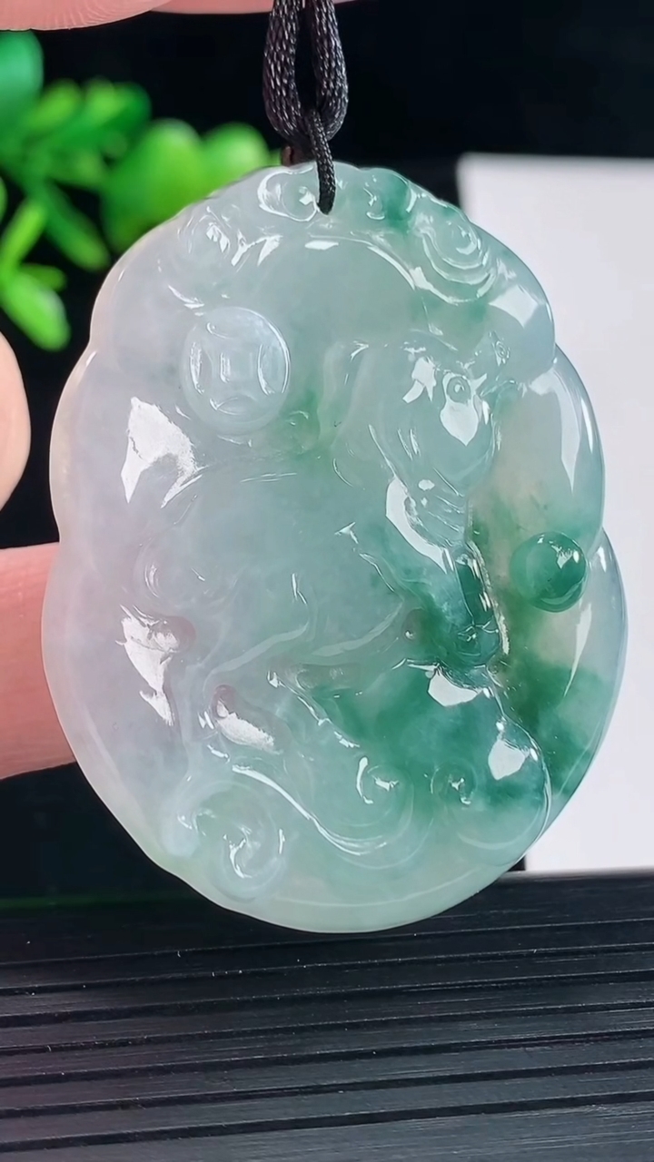 天然A货翡翠飘花生肖猪吊坠，尺寸50-39.5-5.5重量:20.89g
5月12日