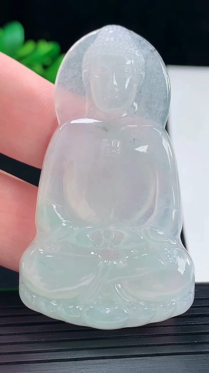 天然A货翡翠大日如来佛吊坠，尺寸61-35-5.8重量:21.35g
5月12日