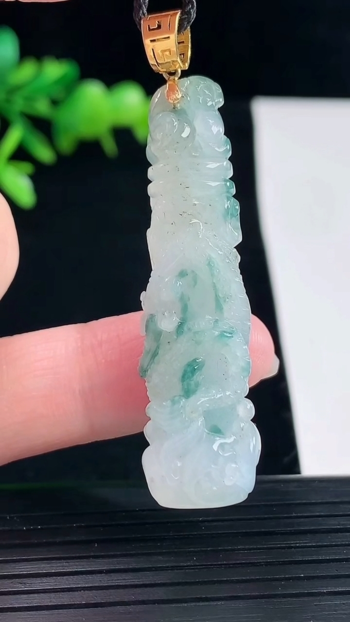 天然A货翡翠18k金飘花龙柱吊坠，尺寸49-14-9.5重量:10.76g
5月12日