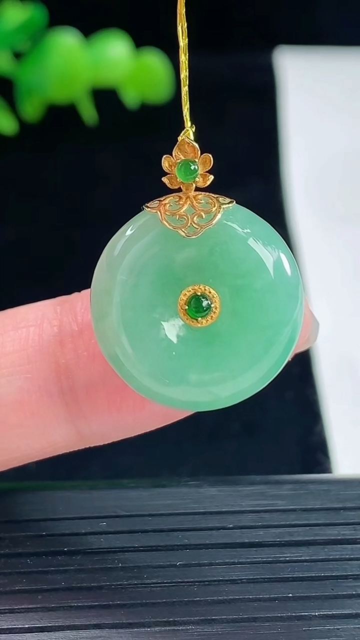 天然A货翡翠平安扣吊坠，尺寸19-6重量:5.03g
5月12日