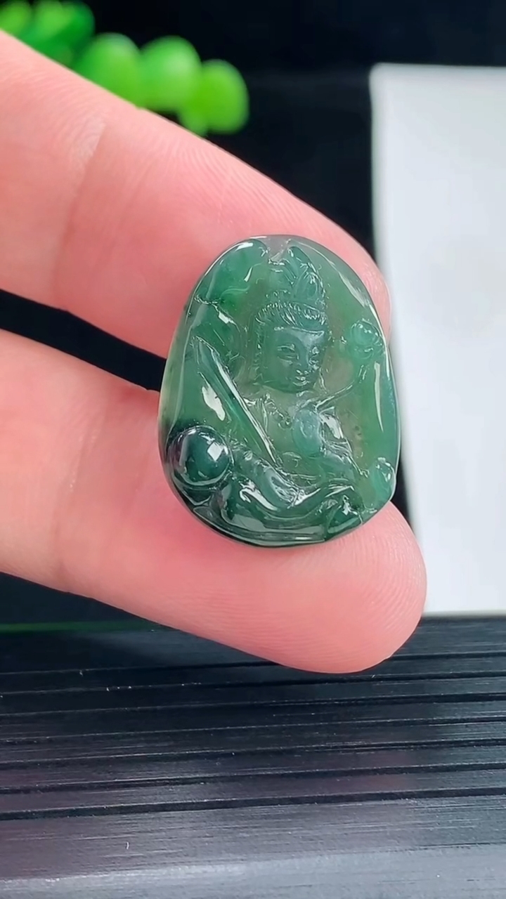 天然A货翡翠虚空藏菩萨吊坠，尺寸24-18-4.6重量:3.65g
5月12日