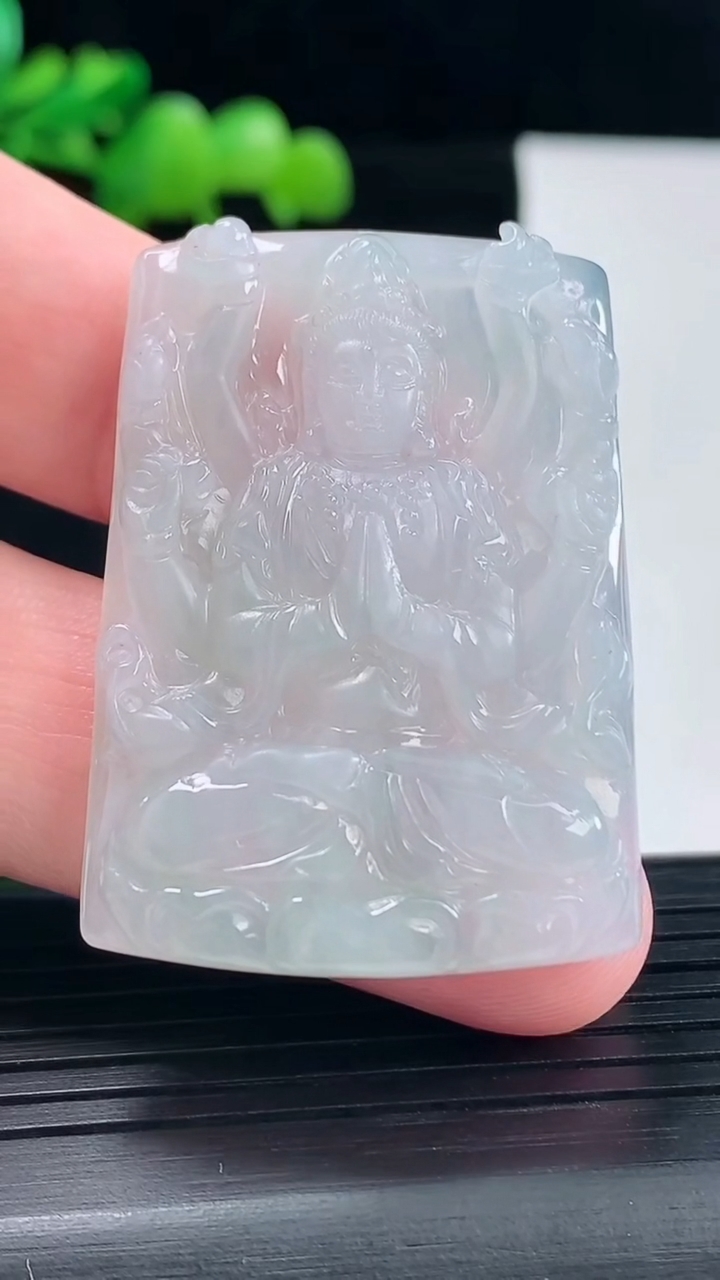 天然A货翡翠千手观音菩萨吊坠，尺寸43-30.8-5.5重量:16.31g
5月12日