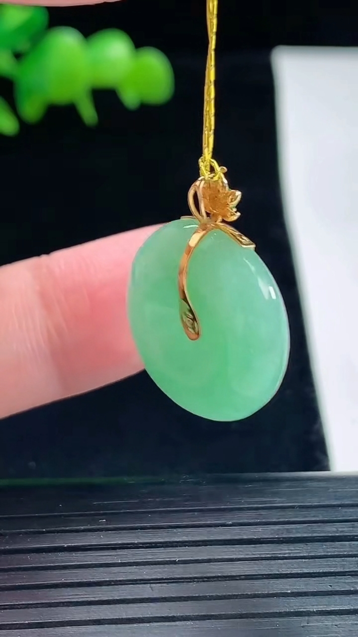 天然A货翡翠平安扣吊坠，尺寸19-6重量:5.03g
5月12日