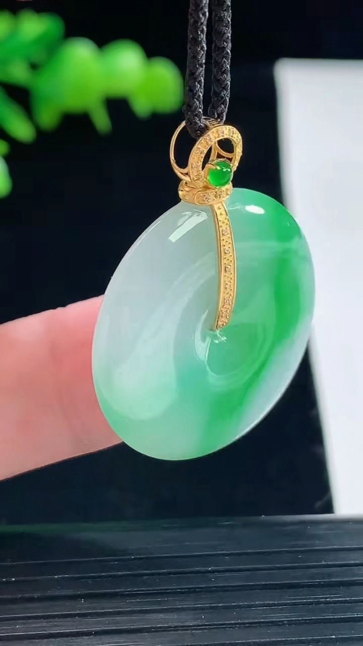 天然A货翡翠平安扣吊坠，尺寸27-5.2重量:8.34g
5月12日