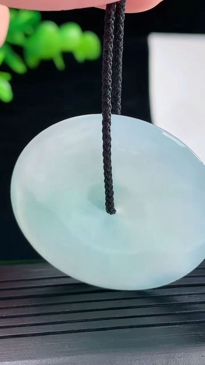 天然A货翡翠平安扣吊坠，尺寸39.5-5.2重量:18.21g
5月12日