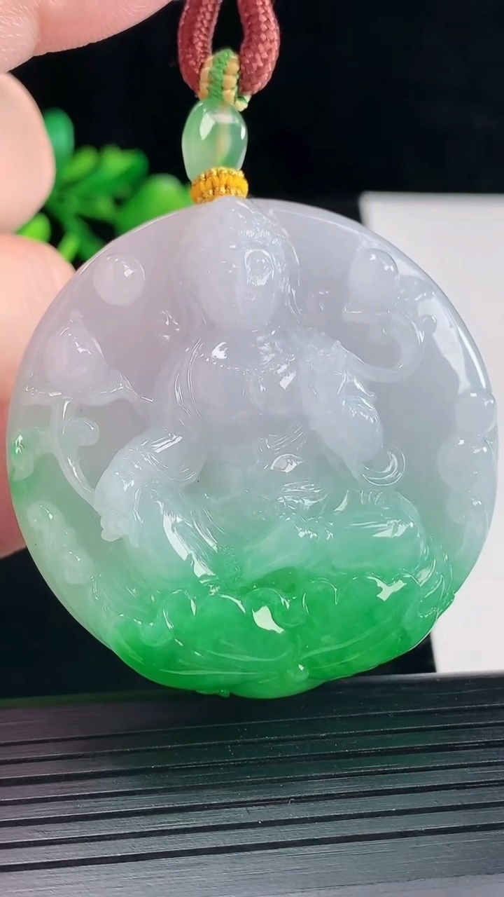天然A货翡翠大势至菩萨吊坠，尺寸49.5-13重量:58.05g
5月12日