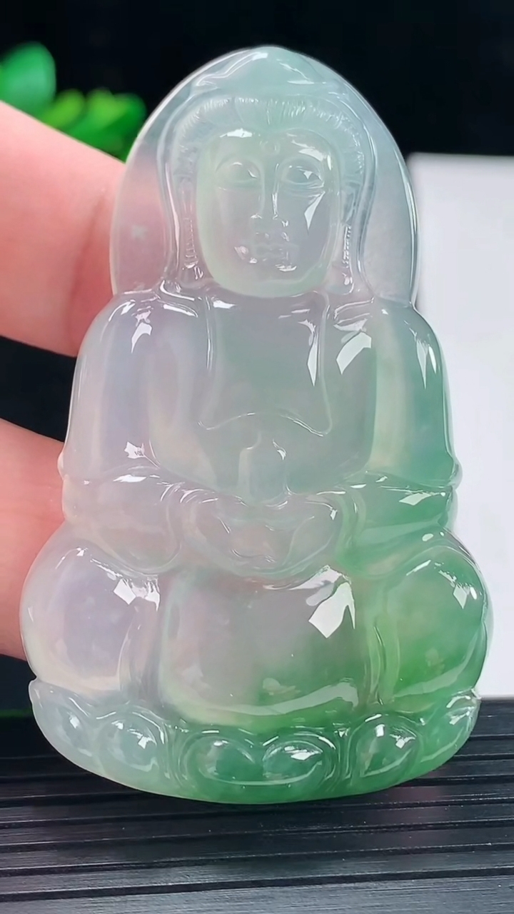 天然A货翡翠正装观音吊坠，尺寸61-37.6-5.2重量:25.29g
5月12日