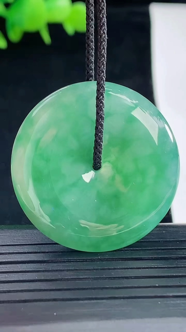 天然A货翡翠平安扣吊坠，尺寸33-5.5重量:11.90g
5月12日