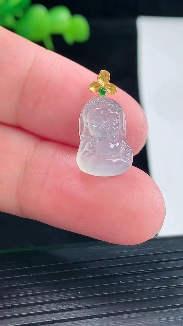 天然A货翡翠种飘花宝宝佛吊坠，尺寸15-10.6-4.8重量:1.54g
5月12日