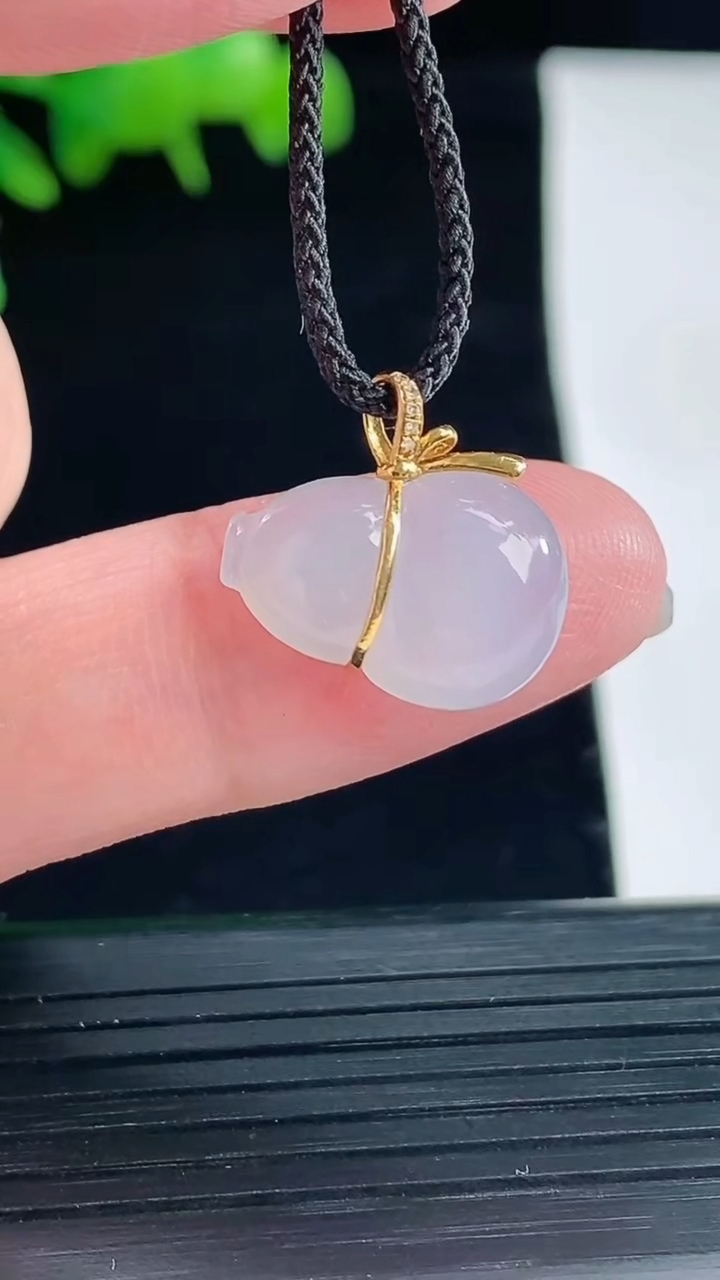天然A货翡翠种白冰葫芦吊坠，尺寸16-10.6-4.2重量:1.55g
5月12日