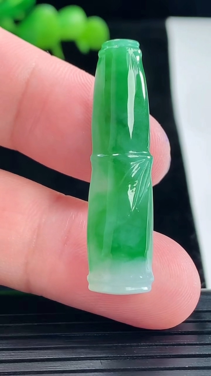 天然A货翡翠节节高升 竹节吊坠，尺寸40-10-6.2重量:4.77g
5月12日