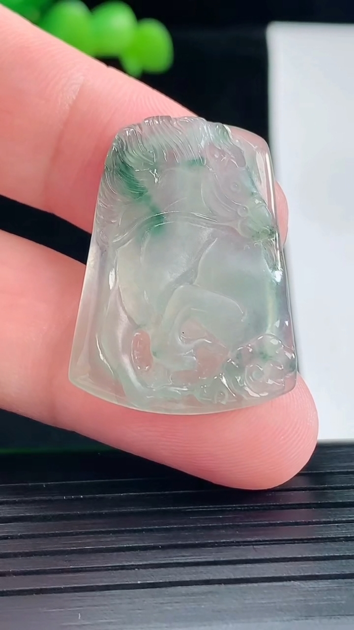 天然A货翡翠飘花生肖马吊坠，尺寸30.6-23-5重量:5.67g
5月12日
