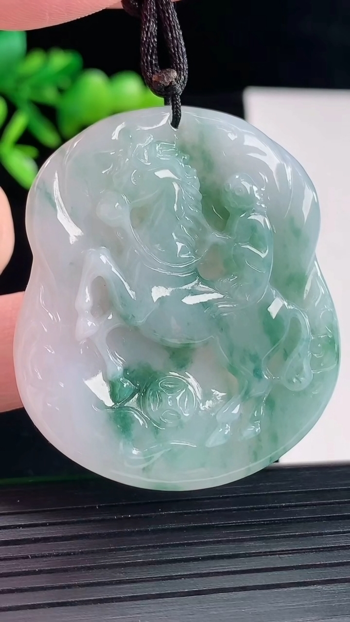 天然A货翡翠飘花猴马牌吊坠，尺寸48-41-5.6重量:20.80g
5月12日