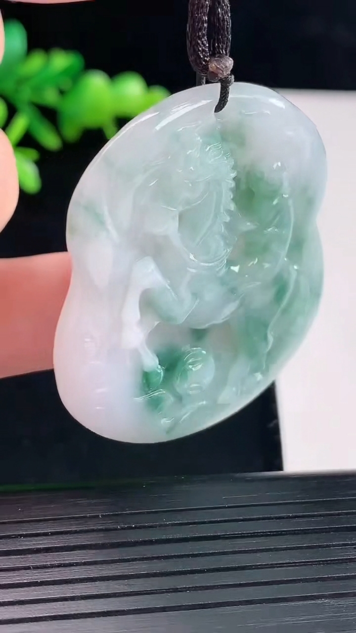 天然A货翡翠飘花猴马牌吊坠，尺寸48-41-5.6重量:20.80g
5月12日