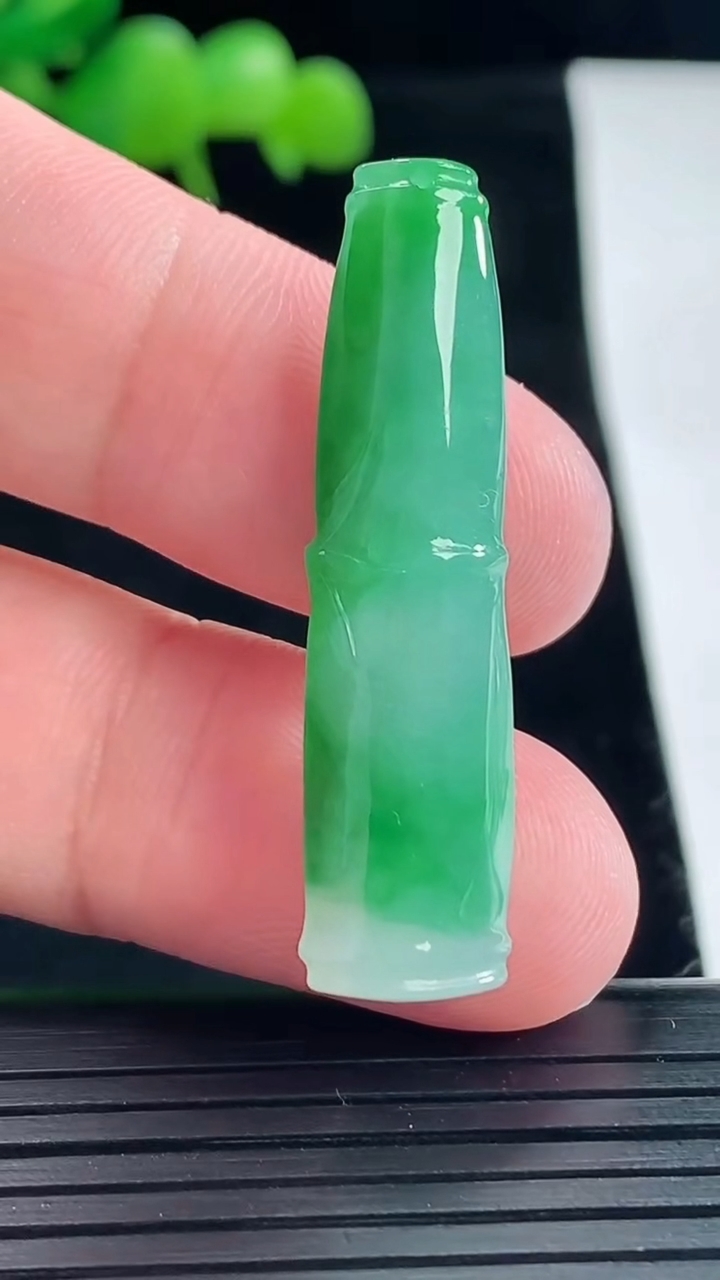 天然A货翡翠节节高升 竹节吊坠，尺寸40-10-6.2重量:4.77g
5月12日