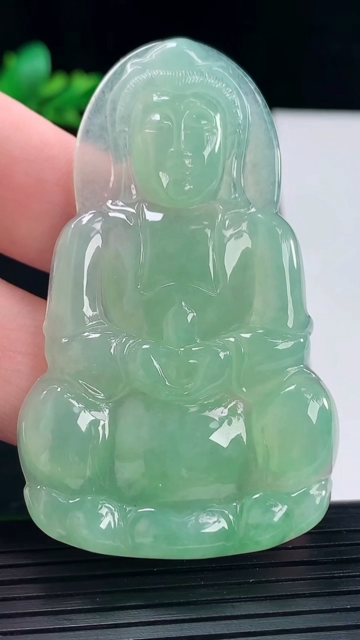 天然A货翡翠正装观音吊坠，尺寸65-39-5.2重量:24.23g
5月12日