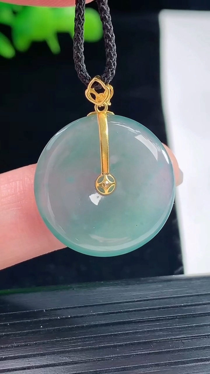 天然A货翡翠18k金飘花平安扣吊坠，尺寸22-4重量:4.08g
5月12日