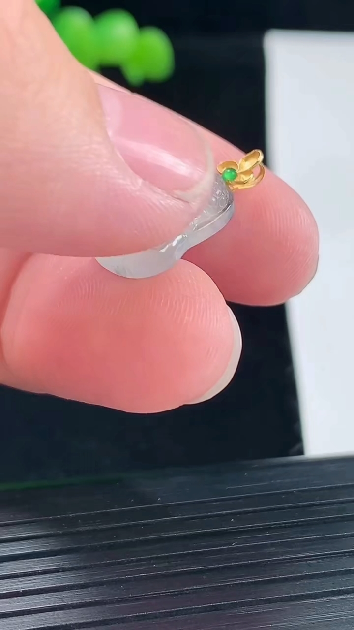 天然A货翡翠种飘花宝宝佛吊坠，尺寸15-10.6-4.8重量:1.54g
5月12日