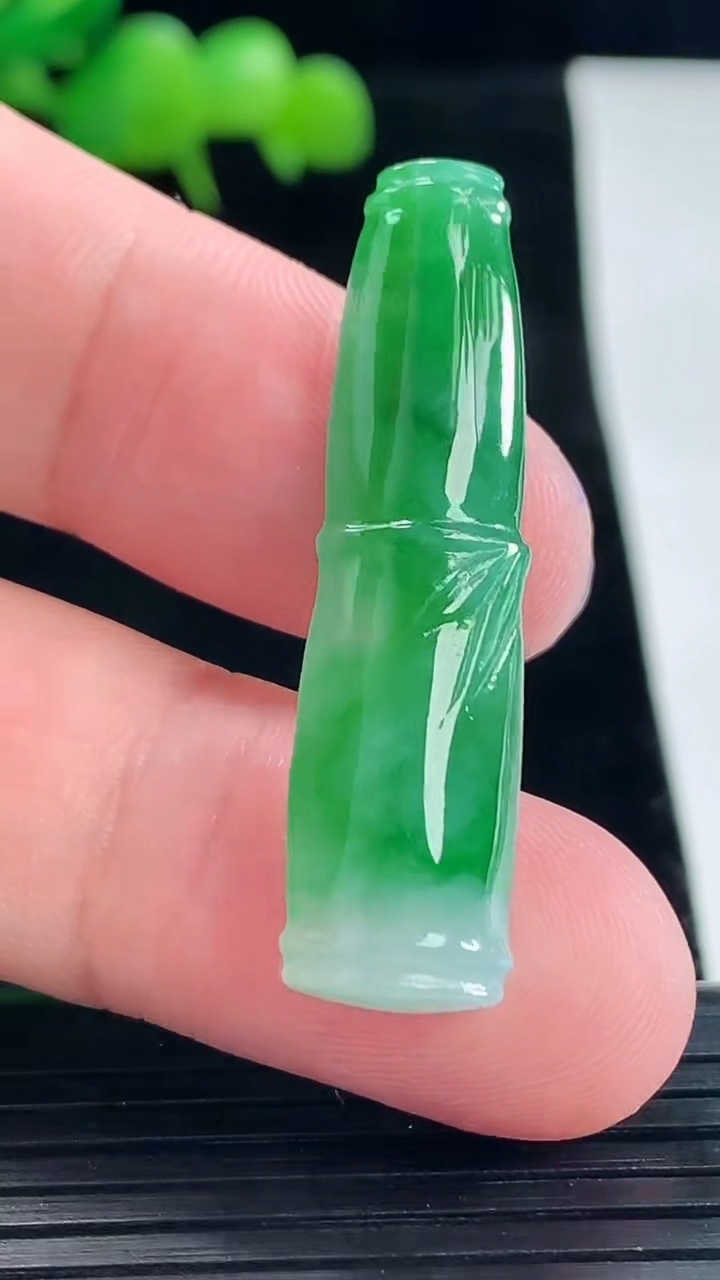 天然A货翡翠节节高升 竹节吊坠，尺寸40-10-6.2重量:4.77g
5月12日