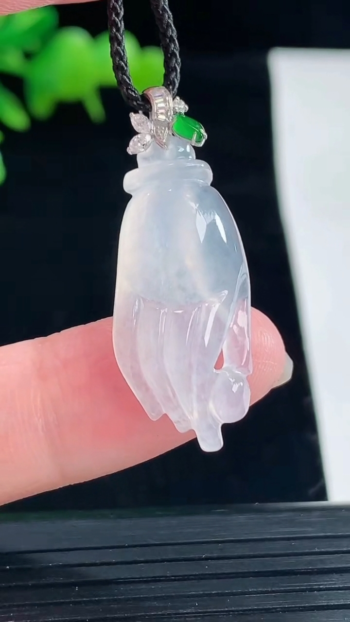天然A货翡翠种白冰掌上明珠吊坠，尺寸26.5-13-5.5重量:3.55g5月12日
工厂直销收藏佳品,种好水足，色泽均匀，有种有色，上手高大气！