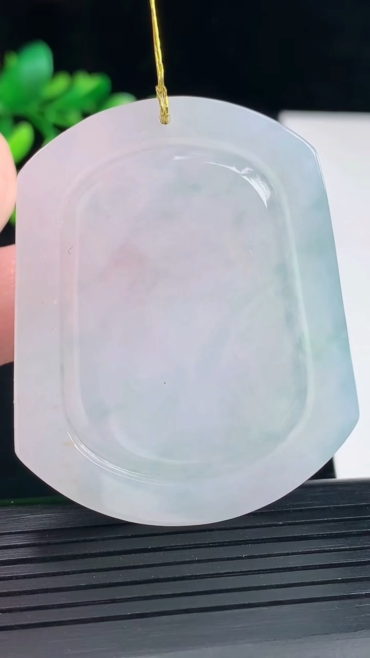 天然A货翡翠生肖鼠吊坠，尺寸53-43-5.5重量:26.98g
5月12日