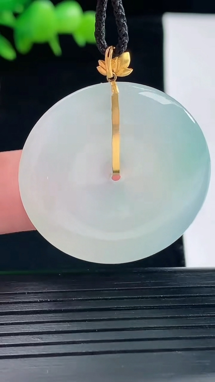 天然A货翡翠平安扣吊坠，尺寸33-5重量:11.22g
5月12日