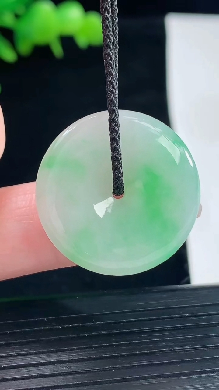 天然A货翡翠平安扣吊坠，尺寸25-5重量:6.58g
5月12日
