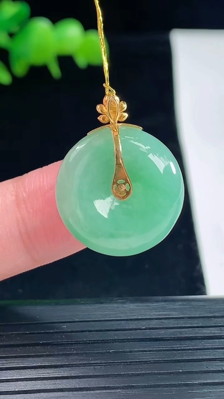 天然A货翡翠平安扣吊坠，尺寸19-6重量:5.03g
5月12日