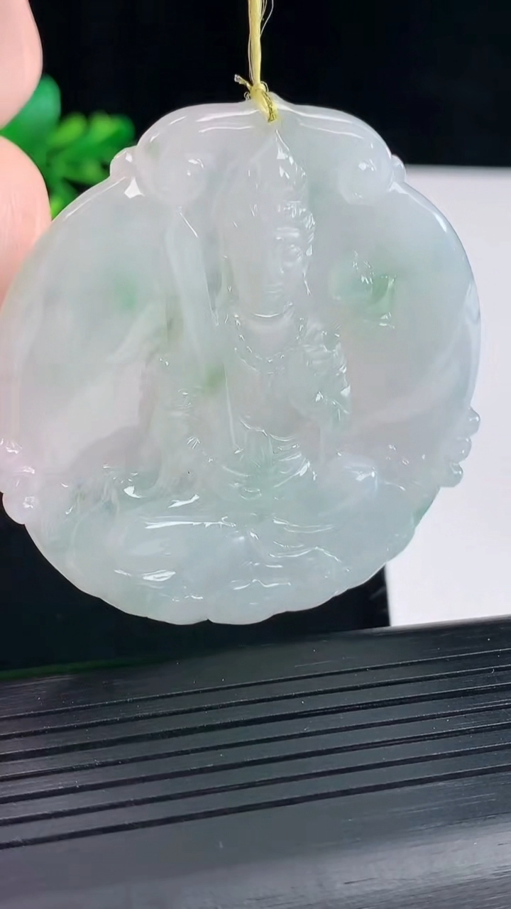 天然A货翡翠虚空藏菩萨吊坠，尺寸54-5.8重量:29.61g
5月12日